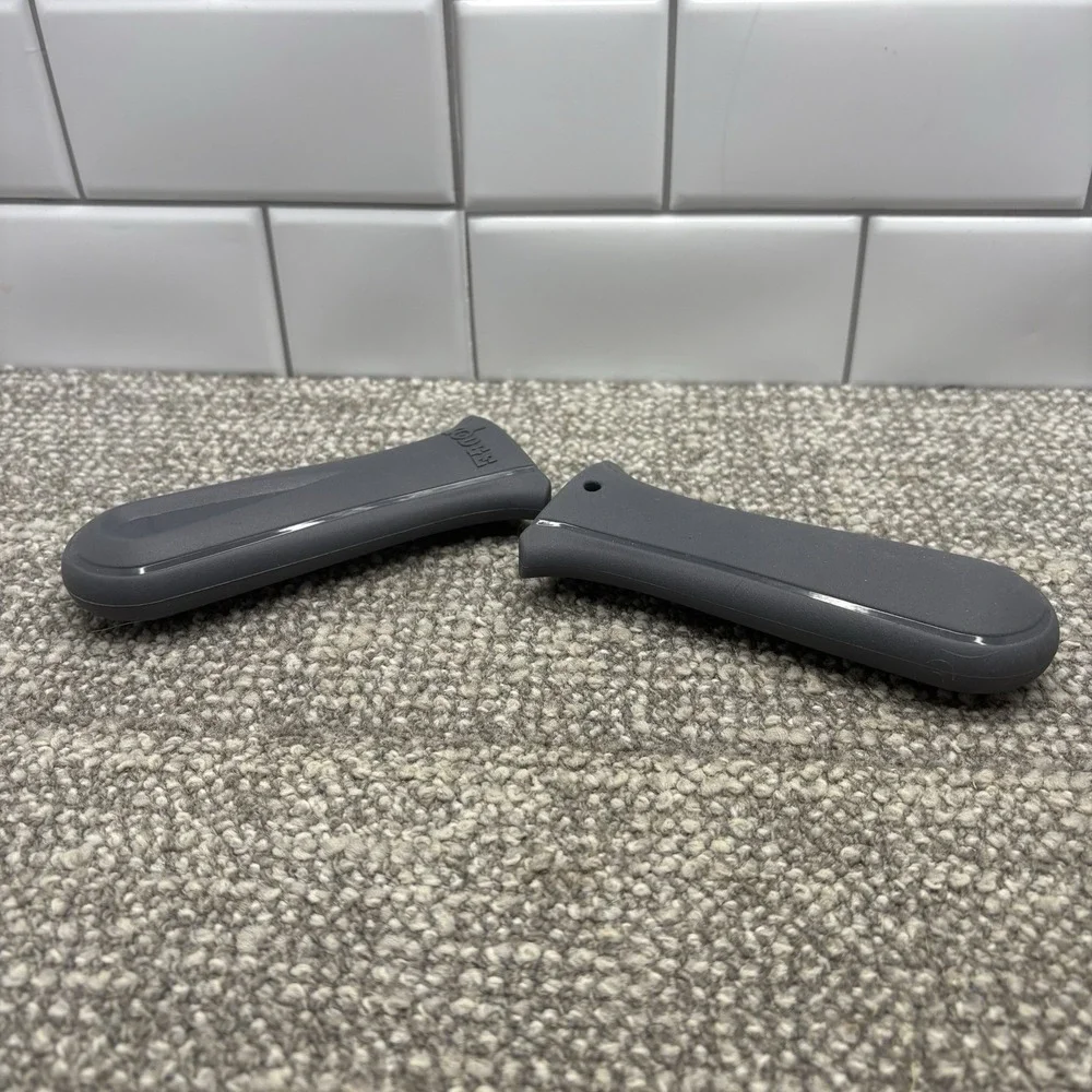 Lodge Deluxe Gray Kitchen Silicone Skillet Handle Holders